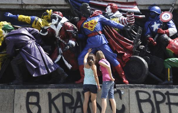 El Banksy búlgaro convierte una estatua soviética en un tebeo de Supermán
