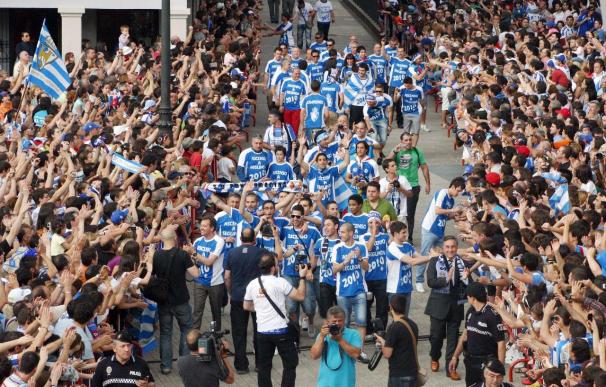 Miles de aficionados celebran en las calles el ascenso de la Ponferradina