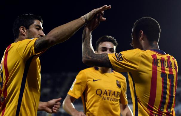 Neymar celebra su gol ante el Getafe con Suárez