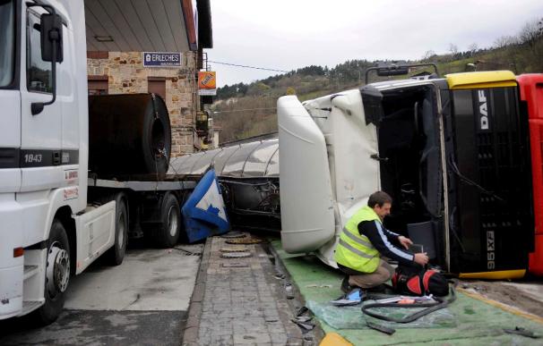 Vuelca en Galdácano (Vizcaya) un camión cisterna con derivados de lejía