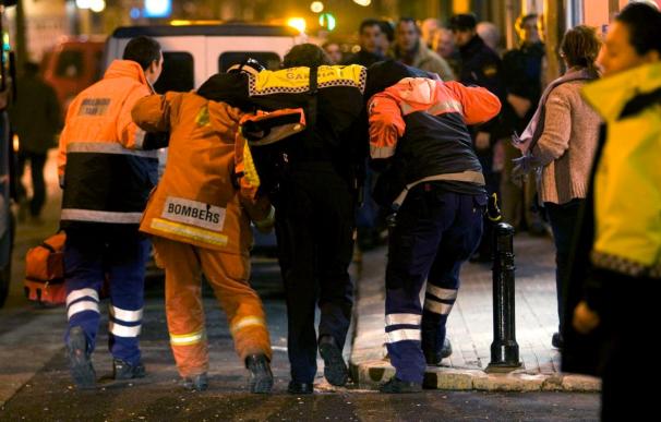 Seis heridos, dos de ellos policías, en el incendio de una vivienda en Valencia
