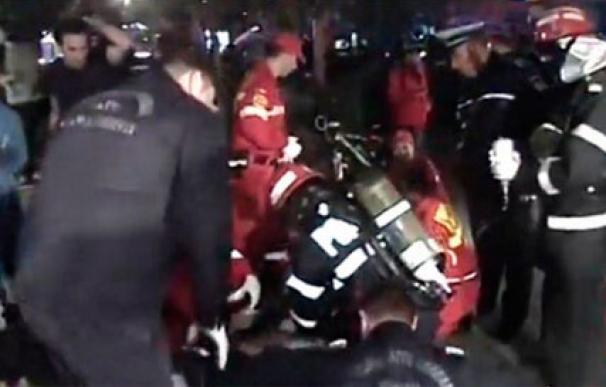 Los bomberos atienden a algunas víctimas en una imagen de la televisión rumana