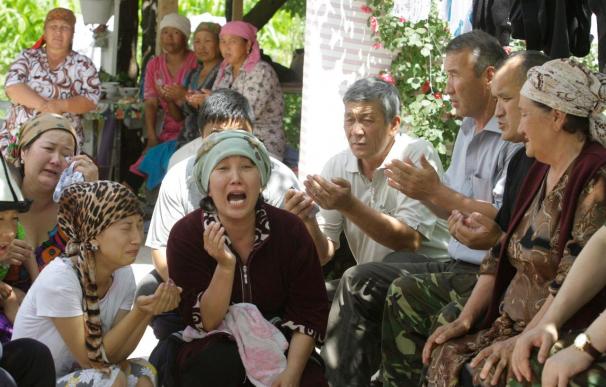 Kirguises y uzbekos buscan un acuerdo, mientras que los refugiados huyen a Uzbekistán