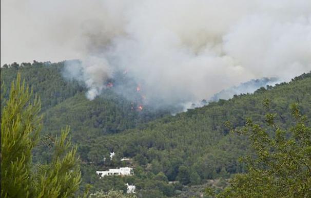 El incendio de Ibiza obliga a más desalojos en la zona afectada
