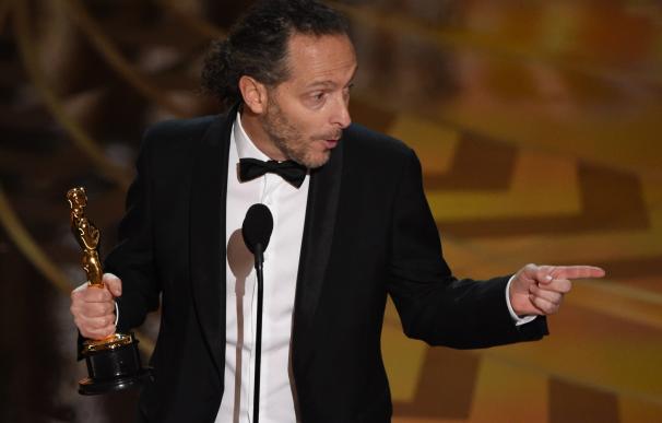 Cinematographer Emmanuel Lubezki accepts his award