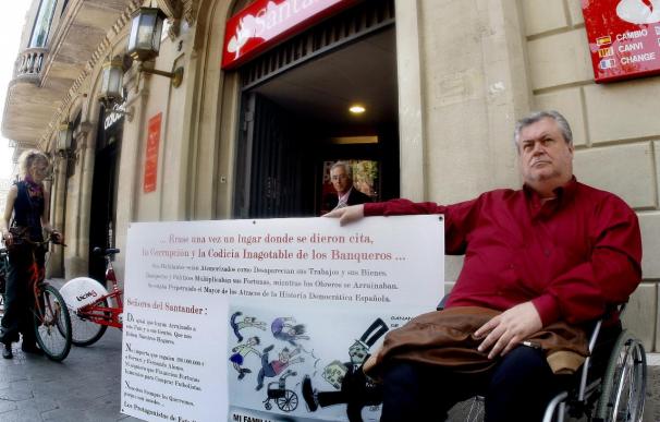 Un inválido con la vivienda embargada se manifiesta ante el Banco de Santander