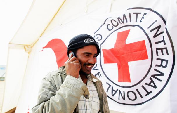 Si quieren saber lo que ocurre en los centros de detención de los rebeldes libios, la Cruz Roja tiene que aceptar las exigencias impuestas: ver, oír y callar.