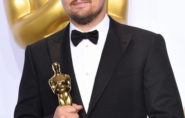 Leonardo DiCaprio poses with the Oscar for Best Ac