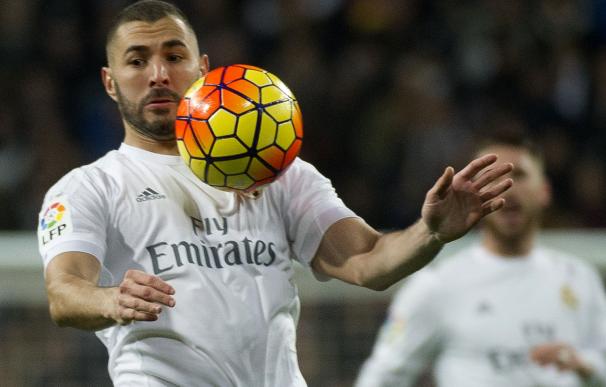 Real Madrid's French forward Karim Benzema control