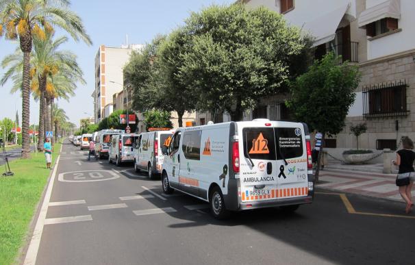 Cien ambulancias recorren Mérida para advertir de que el nuevo contrato supondrá despidos y un peor servicio