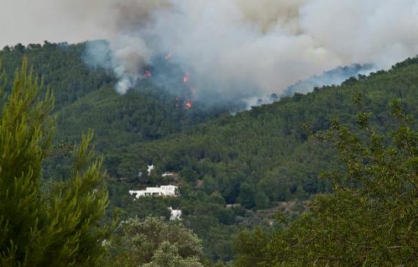 El incendio de Ibiza obliga a más desalojos en la zona afectada
