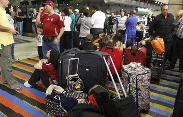 Varios venezolanos esperan en un aeropuerto
