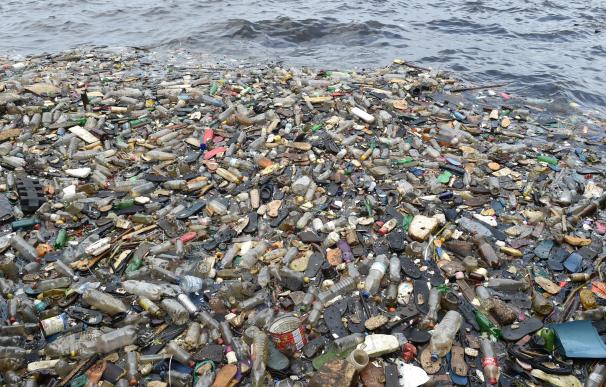 Un tercio del plástico utilizado amenaza los océanos.