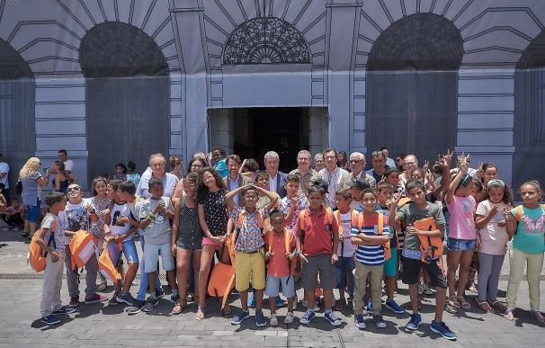 El Cabildo de Tenerife recibe a un centenar de niños saharauis del programa 'Vacaciones en Paz'