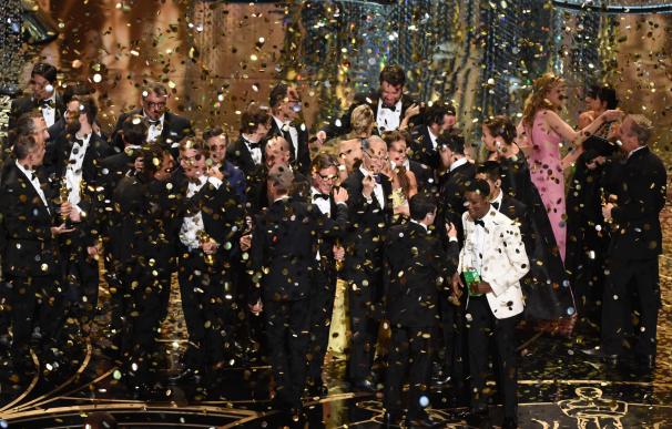 El equipo de producción y los actores de Spotlight celebrando el Oscar a la mejor película.