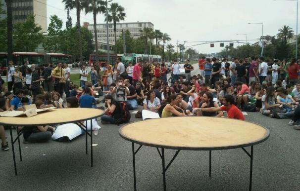 500 estudiantes cortan la Diagonal contra la entrada policial en plaza Catalunya