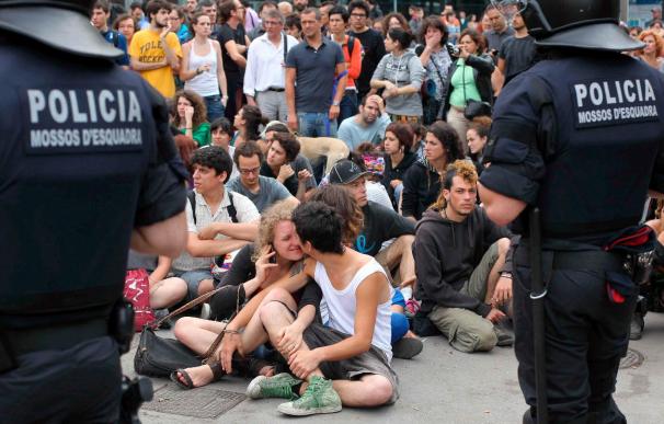 Una quincena de heridos leves en los incidentes en la acampada de Barcelona