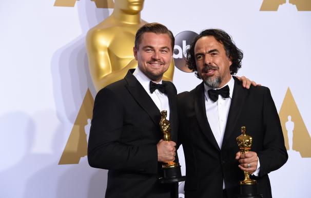 Leonardo DiCaprio (L) poses with the Oscar for Bes