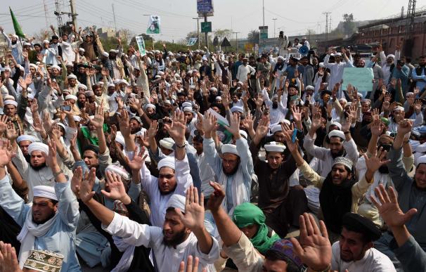 Pakistani supporters of convicted murderer Mumtaz