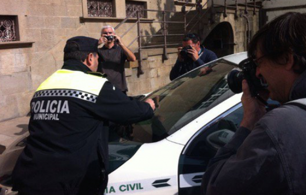 Los agentes de policía local multando el vehículo de la Guardia Civil (Foto: Twitter ‏@eleptric)