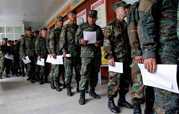 Los soldados votaron el viernes en Osh (Kirguistán) en el referéndum para la nueva constitución