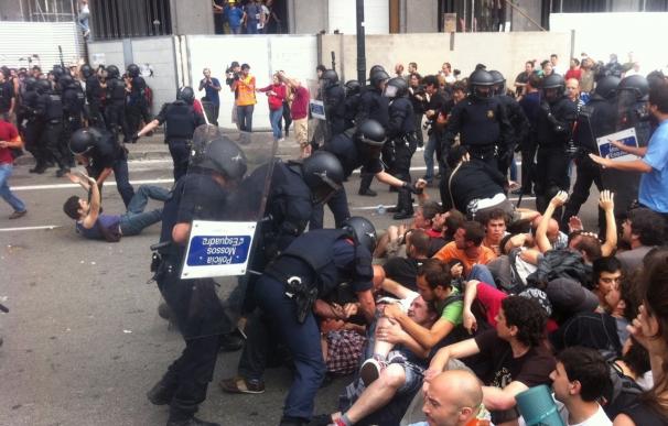 3.000 'indignados' recuperan plaza Catalunya tras enfrentamientos con la policía