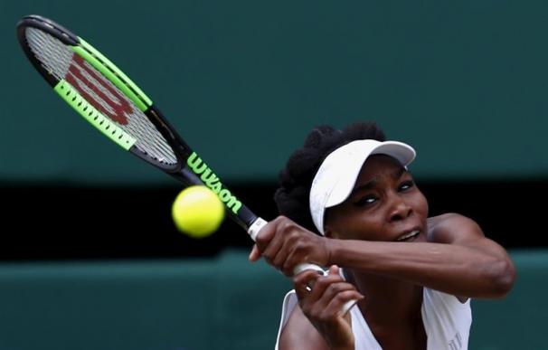 La tenista estadounidense Venus Williams ante la británica Johanna Konta durante el partido de semifinales del torneo de Wimbledon (EFE/Nic Bothma)