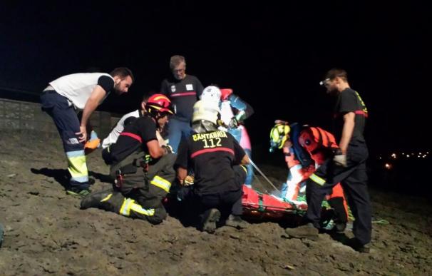 Rescatado por helicóptero un joven que cayó en el acantilado de Ajo y quedó encajado entre las rocas de una sima