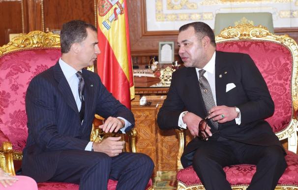 El rey Felipe VI conversa con el rey marroquí, Mohammed VI, en el Palacio Real, en Rabat (Marruecos).