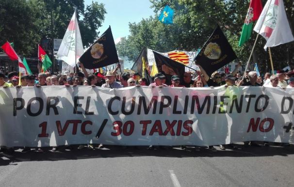 Varios organizaciones del taxi convocan una gran manifestación en Madrid y un paro de 12 horas el próximo 27 de julio