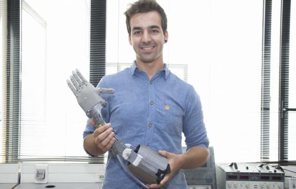 Un estudiante de la URJC diseña brazos protésicos que enviará a Kenia con una impresora 3D