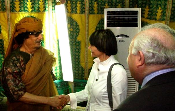 Gadafi recibe a Moratinos y Calmy-Rey en su jaima presidencial