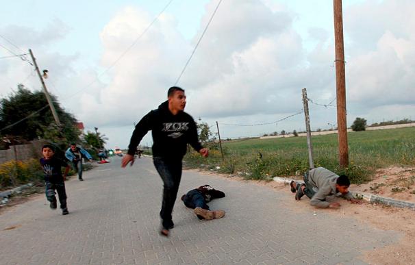 Un adolescente palestino muere por fuego israelí en el sudeste de Gaza