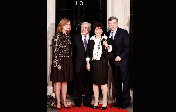 Anne Sinclair con su esposo Dominique Strauss-Kahn en una visita al Reino Unido