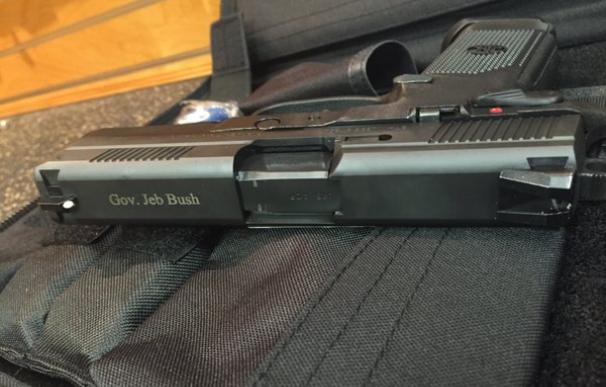 Jeb Bush enciende twitter al publicar una imagen de su arma/ Twitter