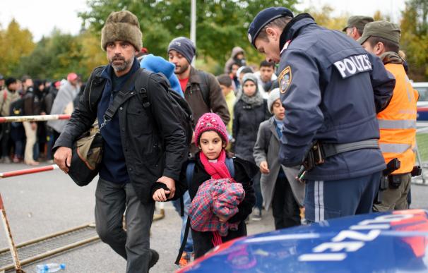 Migrantes y refugiados cruzando la frontera de Austria con Eslovenia / AFP