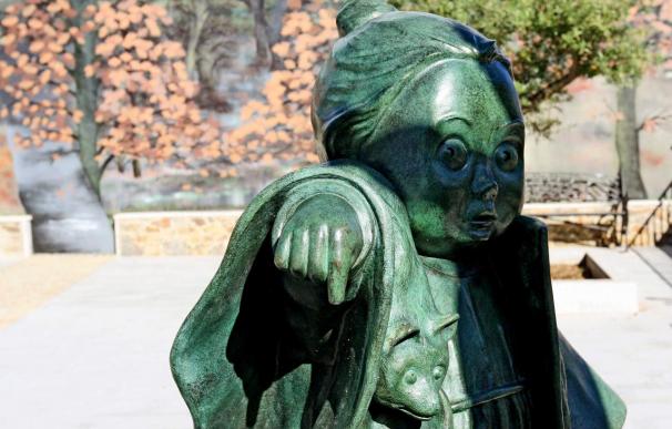 Navasfrías honra con una plaza y esculturas a Andrade, donante del legado Casa Lis
