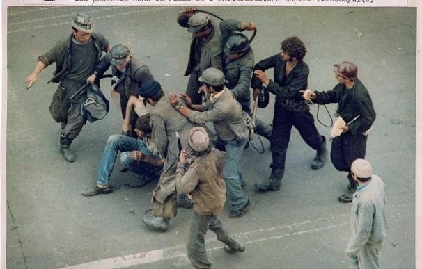 Imagen de la violenta represión contra los mineros en Bucarest en junio de 1990 (Andrei Iliescu/AFP)