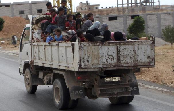 Un grupo de refugiados sirios se dirige a la frontera con Siria