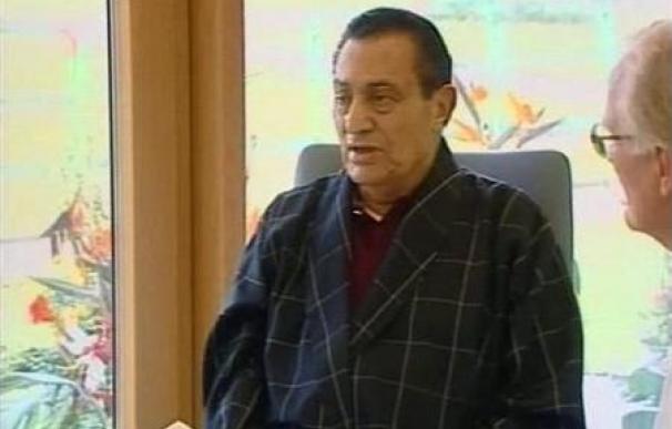 Mubarak regresa a Egipto tras abandonar un hospital alemán