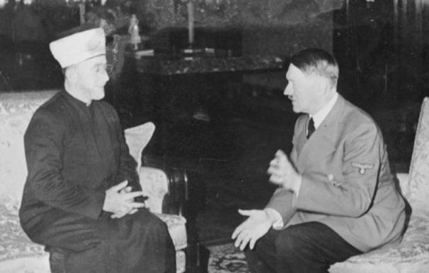 Haj Amin al-Husseini en su encuentro con Adolf Hitler de diciembre de 1941 (Wikimedia Commons)