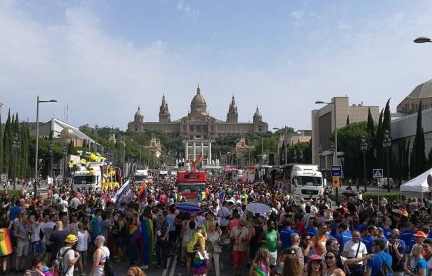 Decenas de miles de personas pitan falta a la homofobia en la marcha del Orgullo barcelonés