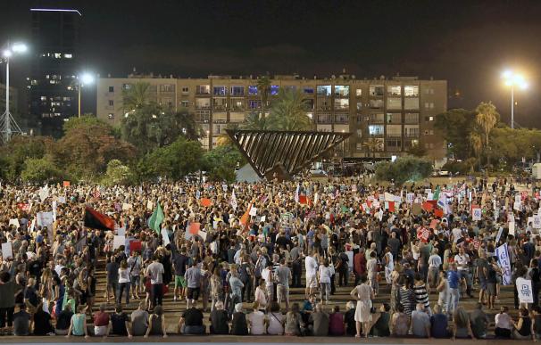 Miles de israelíes se manifiestan en Tel Aviv a favor del diálogo con los palestinos