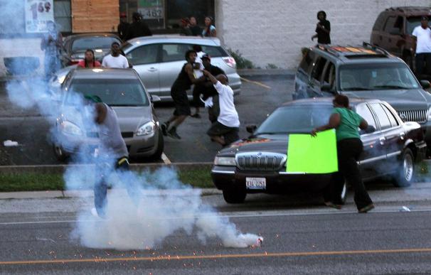 Segunda noche de disturbios en la ciudad de Misuri por la muerte de un joven negro