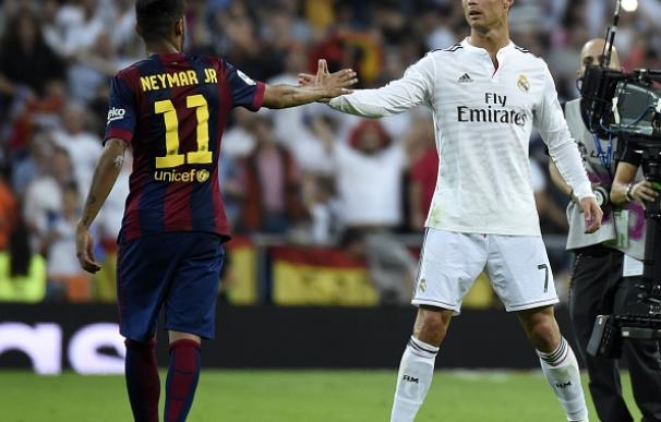 Cristiano Ronaldo y Neymar se saludan en un Clásico. / Getty Images
