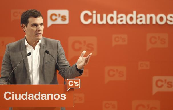 Rivera avisa a PP y PSOE: Ciudadanos no quiere "cualquier gobierno" y no llegará a acuerdos "para que todo siga igual"
