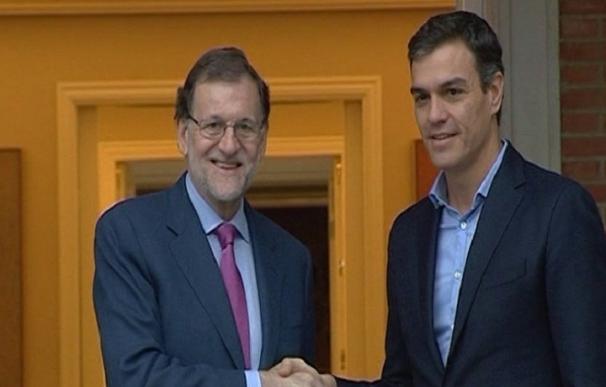 Rajoy y Sánchez comparten una "coincidencia absoluta" en la ilegalidad del referéndum y acuerdan un contacto permanente