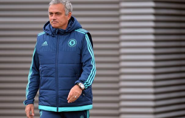 Chelsea's Portuguese manager Jose Mourinho takes p
