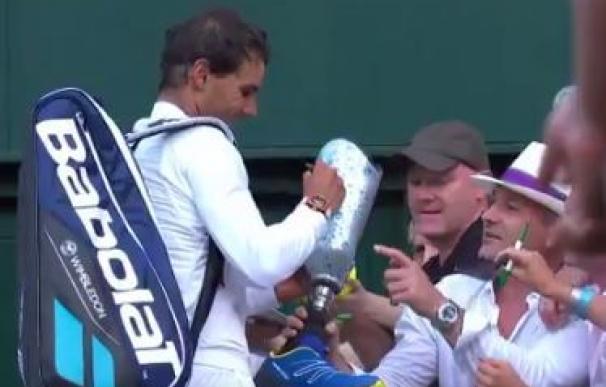 Rafa Nadal celebra su pase a tercera ronda firmando una pierna ortopédica