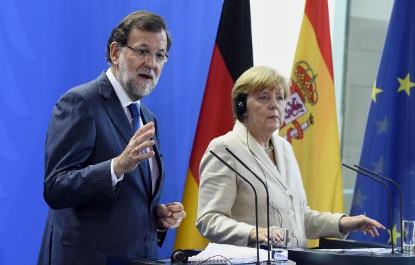 German Chancellor Angela Merkel (R) and Spanish Pr